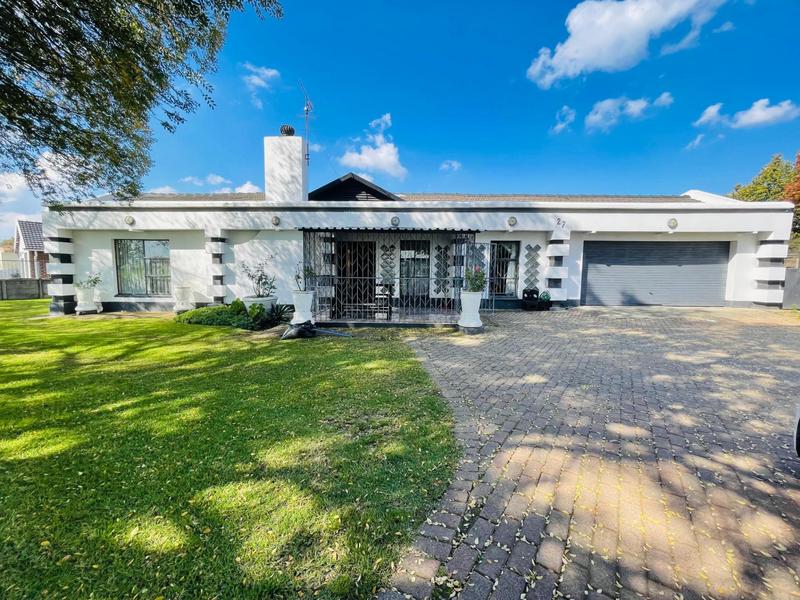 4 Bedroom Property for Sale in Mackenzie Park Gauteng