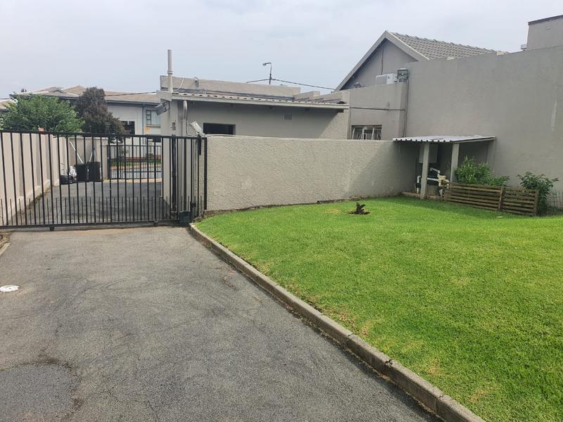 6 Bedroom Property for Sale in Victory Park Gauteng