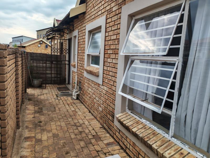 2 Bedroom Property for Sale in Olievenhoutbosch Gauteng
