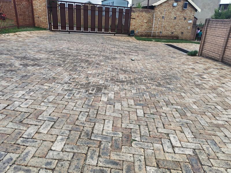 2 Bedroom Property for Sale in Olievenhoutbosch Gauteng
