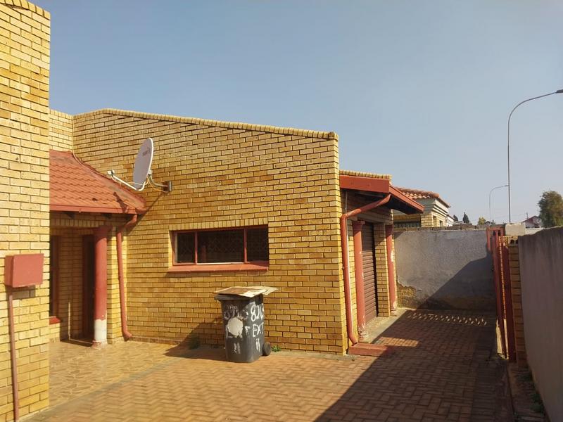 4 Bedroom Property for Sale in Protea Garden Gauteng
