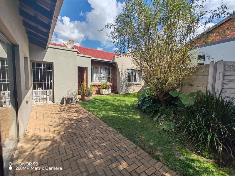 2 Bedroom Property for Sale in Glen Marais Gauteng