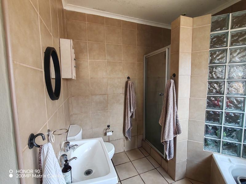 2 Bedroom Property for Sale in Glen Marais Gauteng