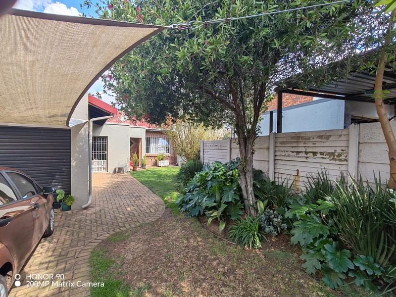 2 Bedroom Property for Sale in Glen Marais Gauteng