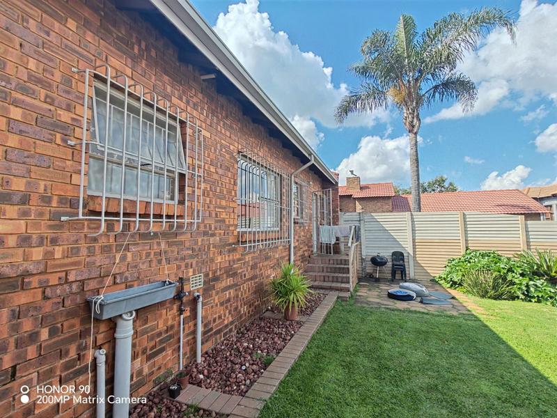 2 Bedroom Property for Sale in Glen Marais Gauteng