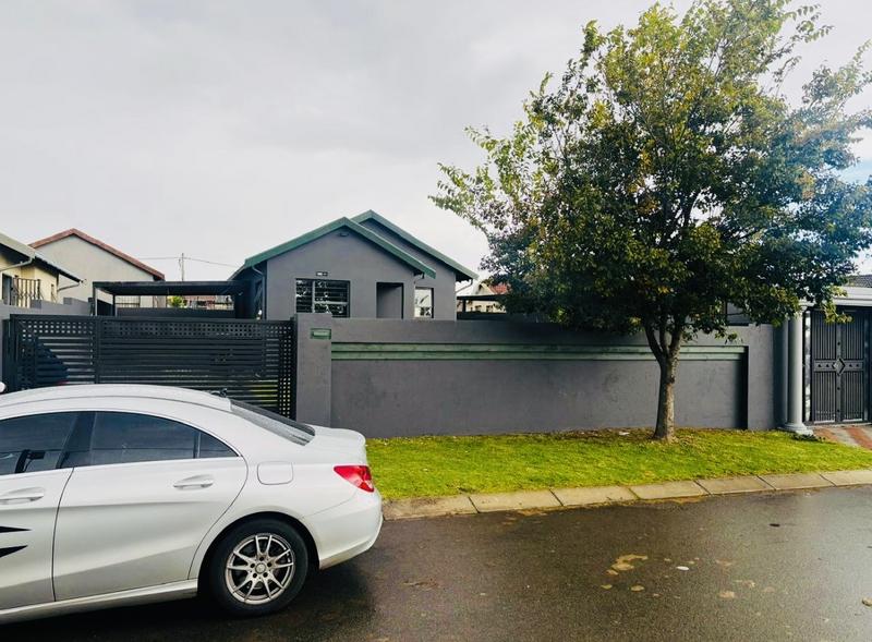 To Let 3 Bedroom Property for Rent in Fleurhof Gauteng