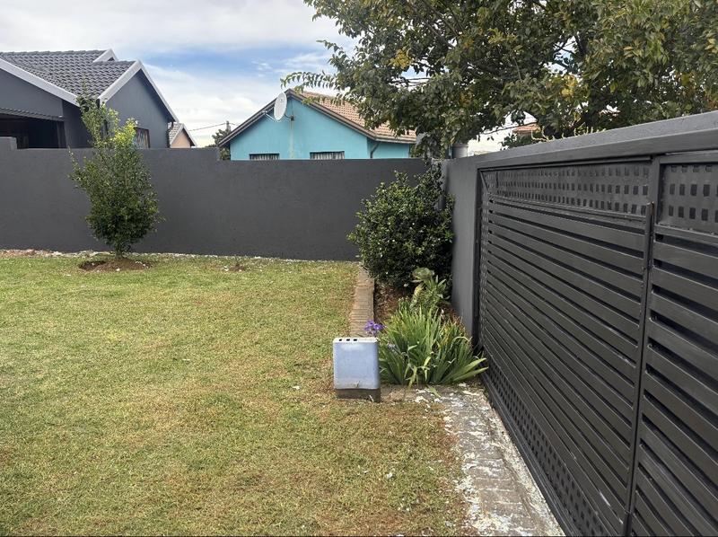 To Let 3 Bedroom Property for Rent in Fleurhof Gauteng