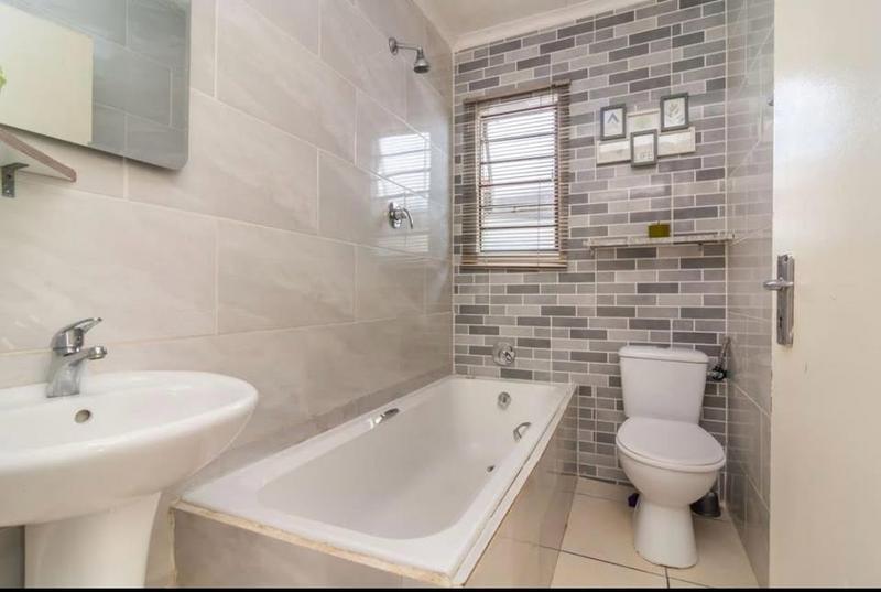 To Let 3 Bedroom Property for Rent in Fleurhof Gauteng