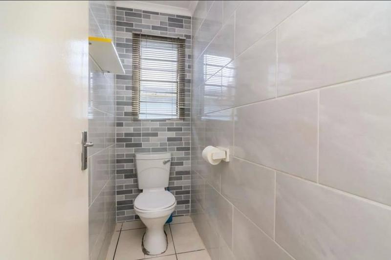 To Let 3 Bedroom Property for Rent in Fleurhof Gauteng