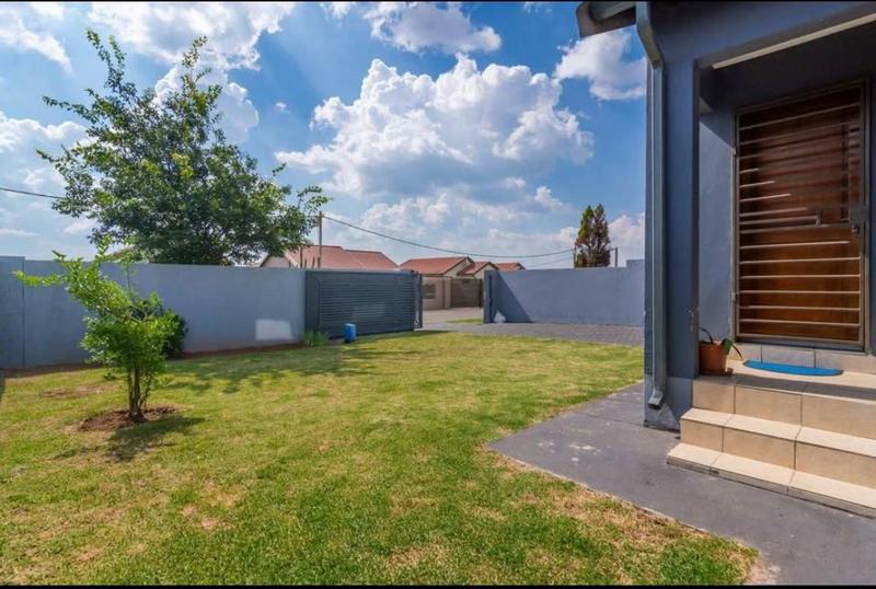 To Let 3 Bedroom Property for Rent in Fleurhof Gauteng