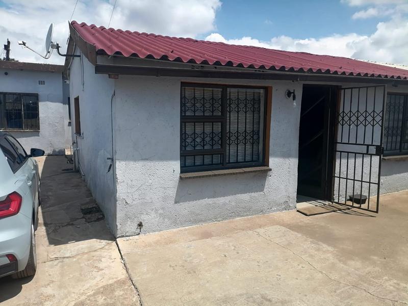 2 Bedroom Property for Sale in Zola Gauteng