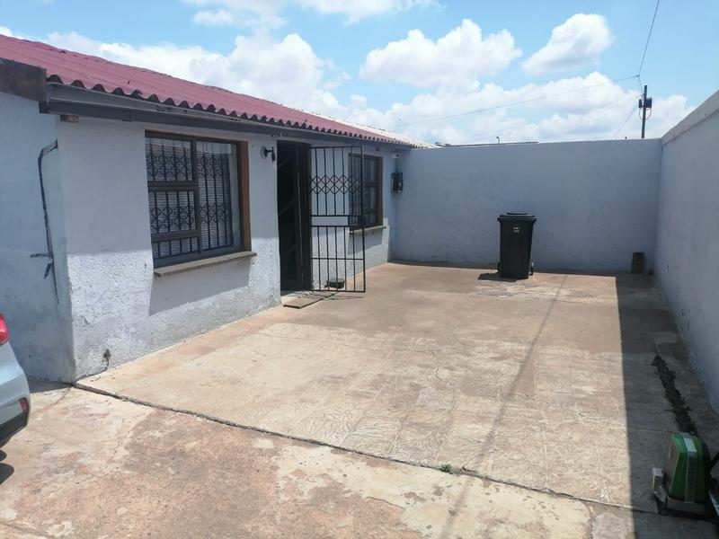 2 Bedroom Property for Sale in Zola Gauteng