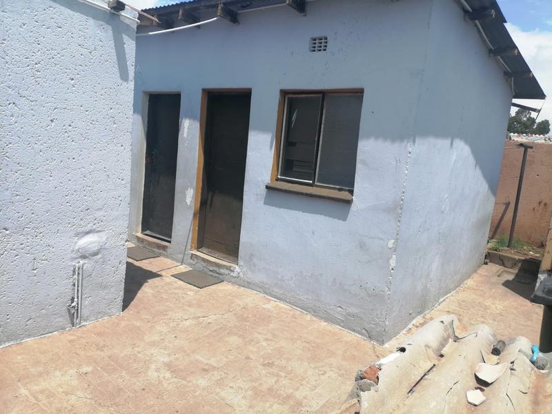 2 Bedroom Property for Sale in Zola Gauteng