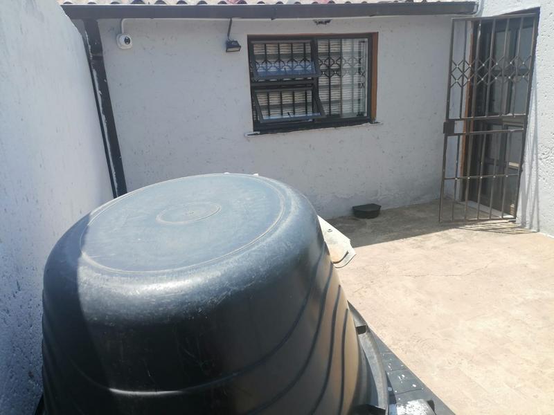 2 Bedroom Property for Sale in Zola Gauteng