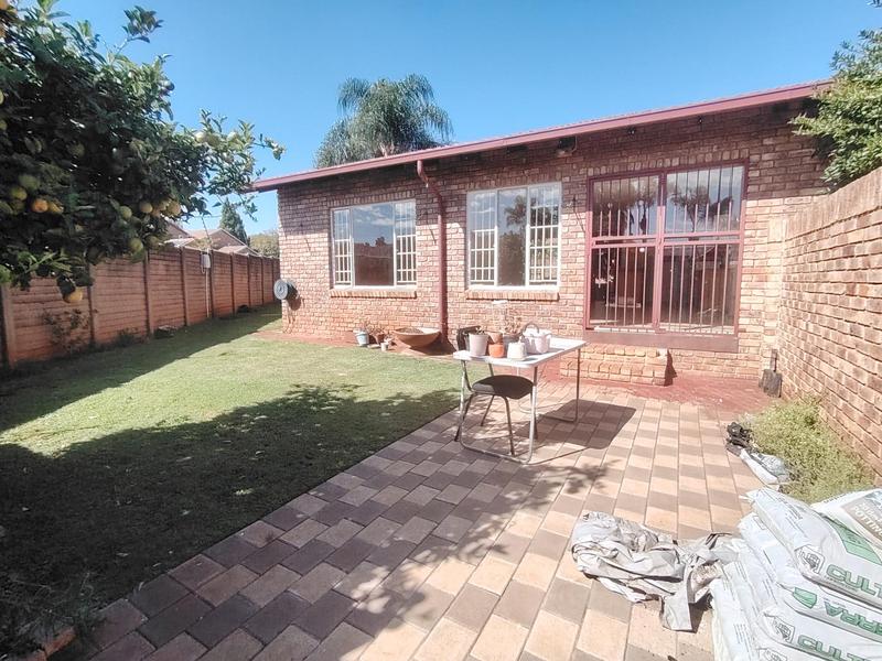 2 Bedroom Property for Sale in Rooihuiskraal North Gauteng