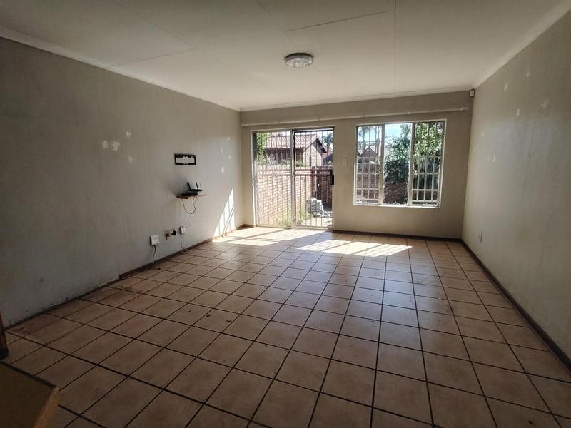 2 Bedroom Property for Sale in Rooihuiskraal North Gauteng