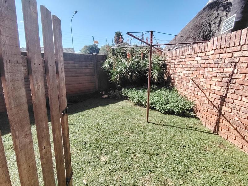 2 Bedroom Property for Sale in Rooihuiskraal North Gauteng