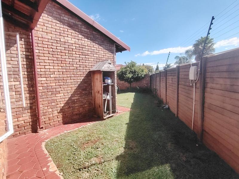 2 Bedroom Property for Sale in Rooihuiskraal North Gauteng