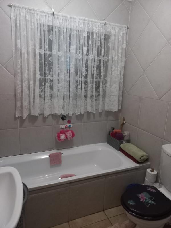 2 Bedroom Property for Sale in Rooihuiskraal Gauteng
