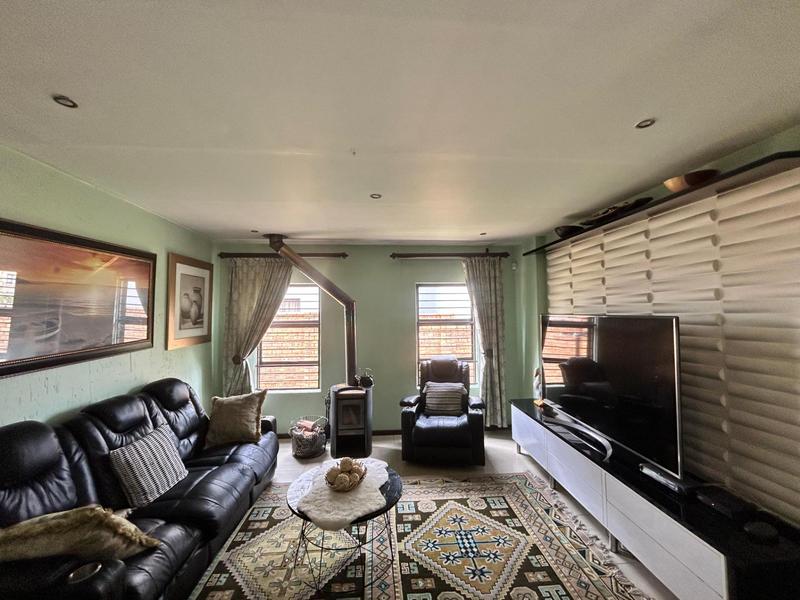 5 Bedroom Property for Sale in Helderwyk Gauteng