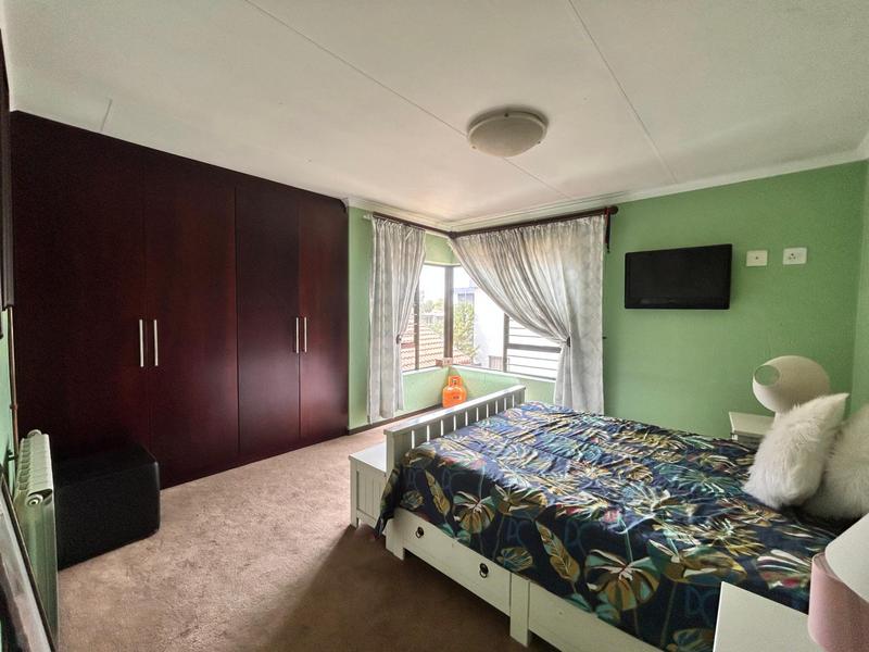 5 Bedroom Property for Sale in Helderwyk Gauteng
