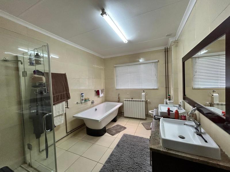 5 Bedroom Property for Sale in Helderwyk Gauteng