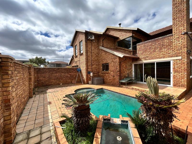 5 Bedroom Property for Sale in Helderwyk Gauteng