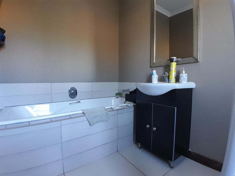 1 Bedroom Property for Sale in Rooihuiskraal North Gauteng