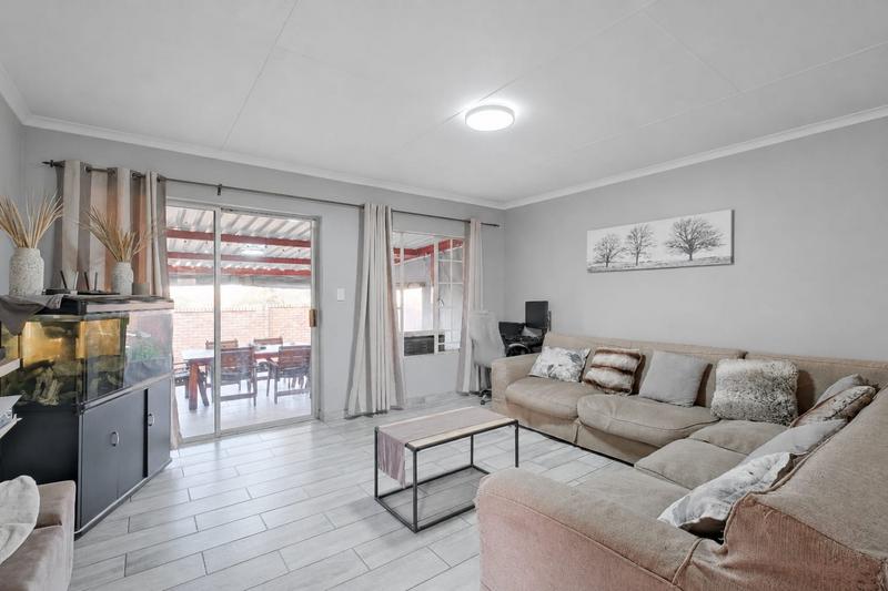 2 Bedroom Property for Sale in Wierdaglen Estate Gauteng