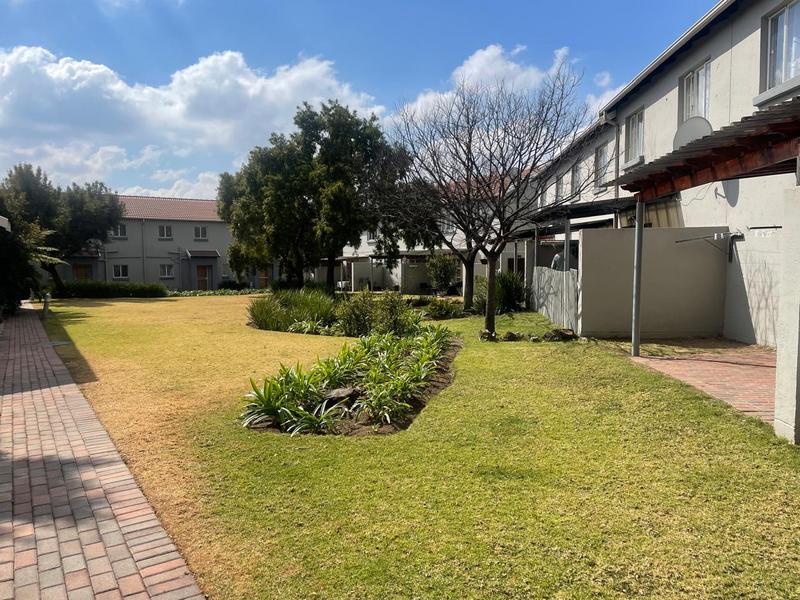 To Let 2 Bedroom Property for Rent in Greenstone Hill Gauteng