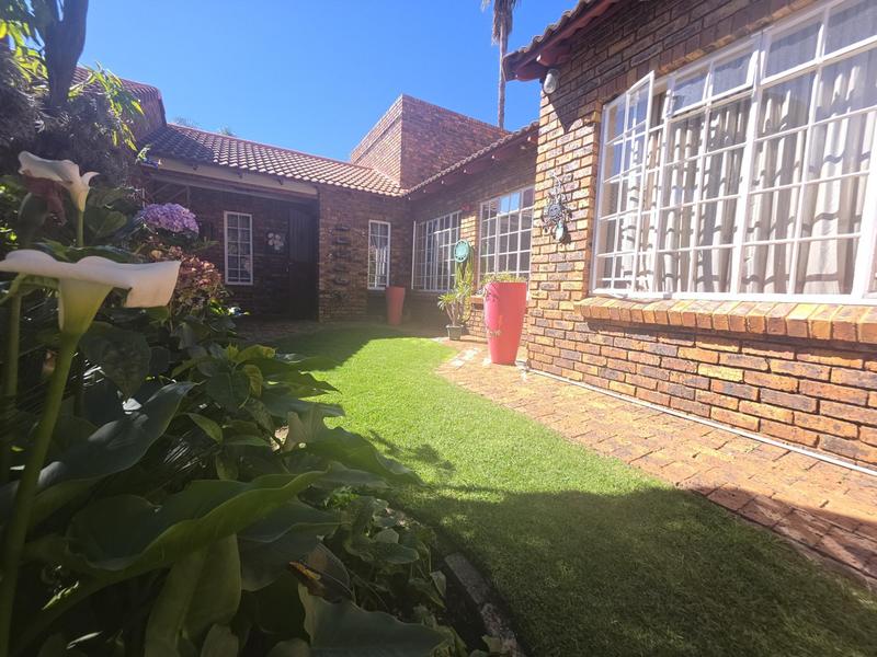 3 Bedroom Property for Sale in Brackendowns Gauteng