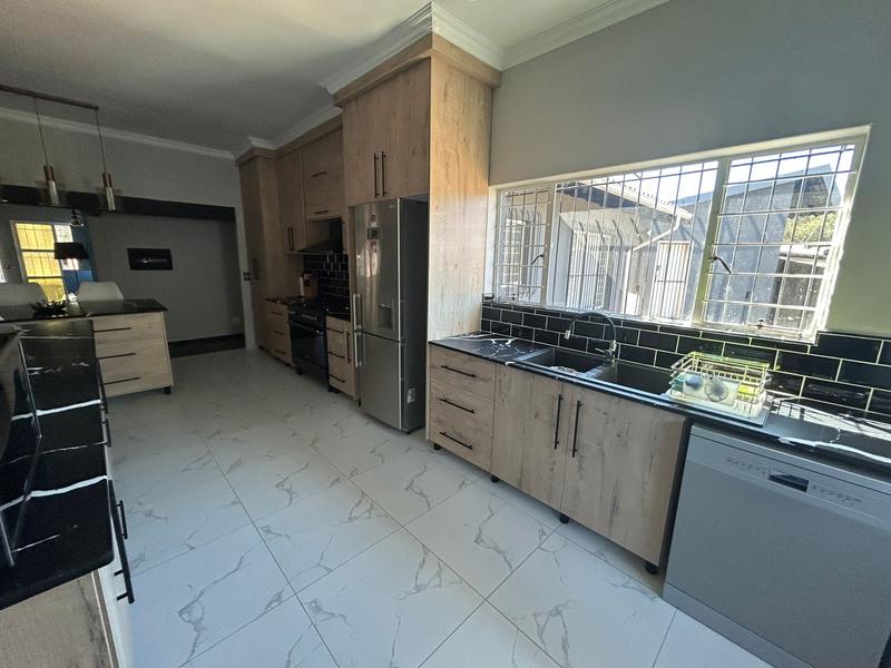 5 Bedroom Property for Sale in Doringkloof Gauteng