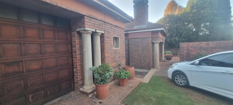 5 Bedroom Property for Sale in Eldoraigne Gauteng