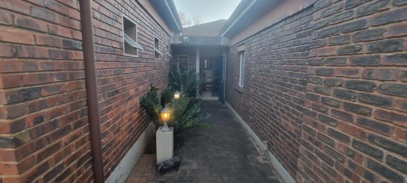 5 Bedroom Property for Sale in Eldoraigne Gauteng