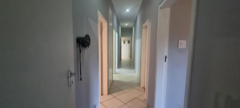 5 Bedroom Property for Sale in Eldoraigne Gauteng