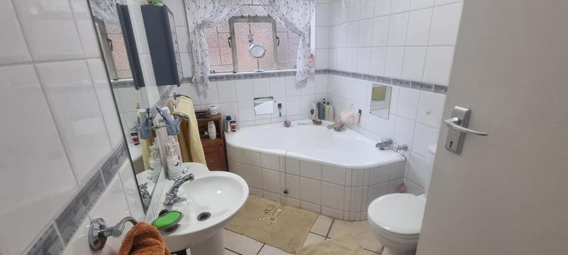5 Bedroom Property for Sale in Eldoraigne Gauteng