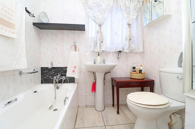 2 Bedroom Property for Sale in Roodekrans Gauteng