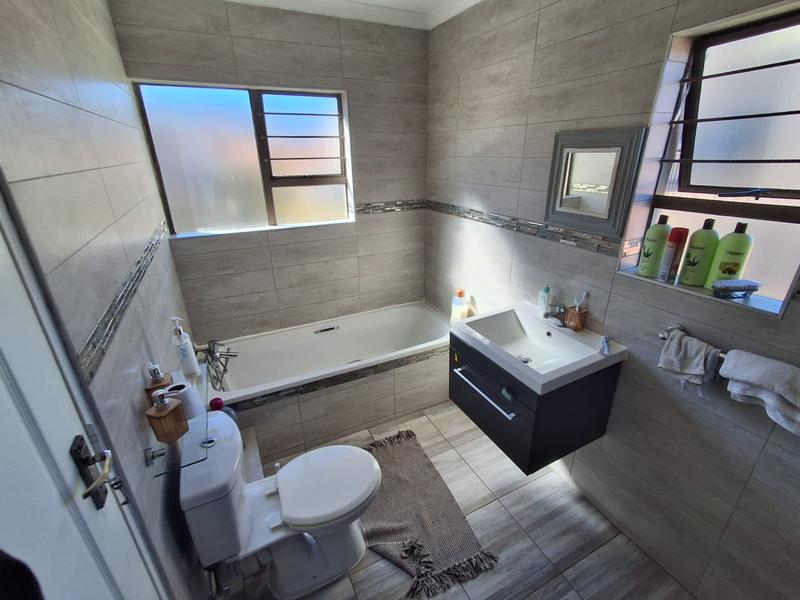 4 Bedroom Property for Sale in Bassonia Gauteng