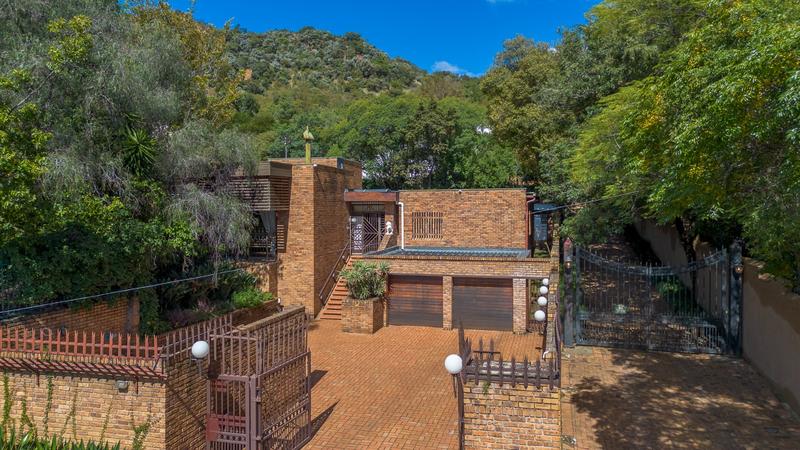 4 Bedroom Property for Sale in Mondeor Gauteng