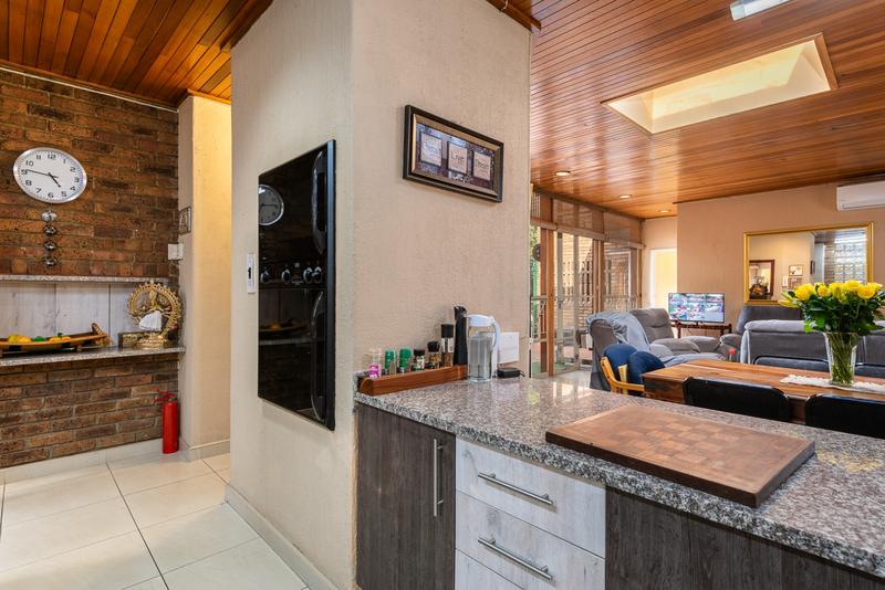 4 Bedroom Property for Sale in Mondeor Gauteng