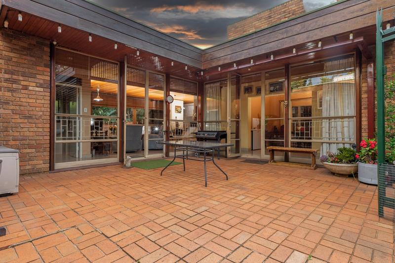 4 Bedroom Property for Sale in Mondeor Gauteng