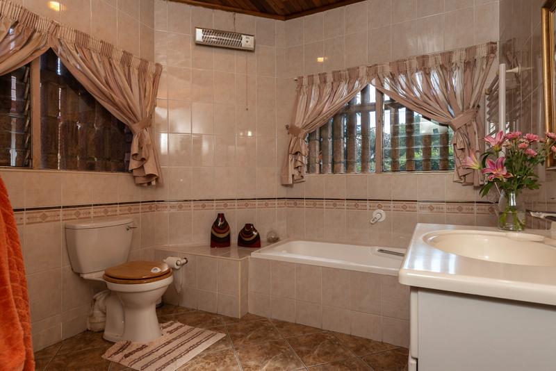 4 Bedroom Property for Sale in Mondeor Gauteng
