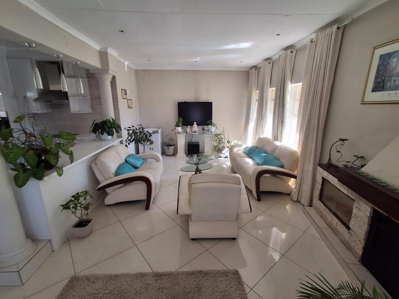 3 Bedroom Property for Sale in Mondeor Gauteng