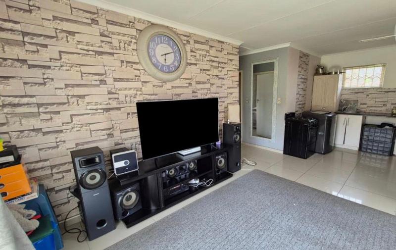 2 Bedroom Property for Sale in Cloverdene Gauteng