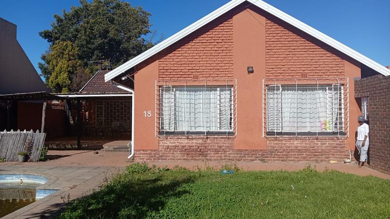 To Let 3 Bedroom Property for Rent in Florida Lake Gauteng