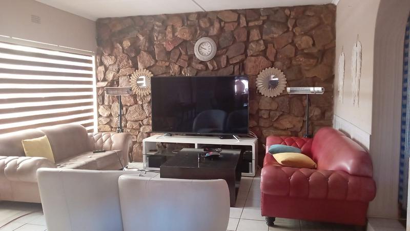 To Let 3 Bedroom Property for Rent in Florida Lake Gauteng