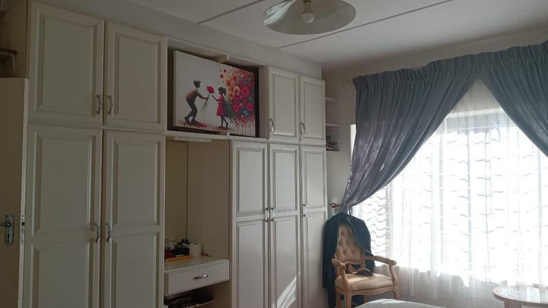 To Let 3 Bedroom Property for Rent in Florida Lake Gauteng