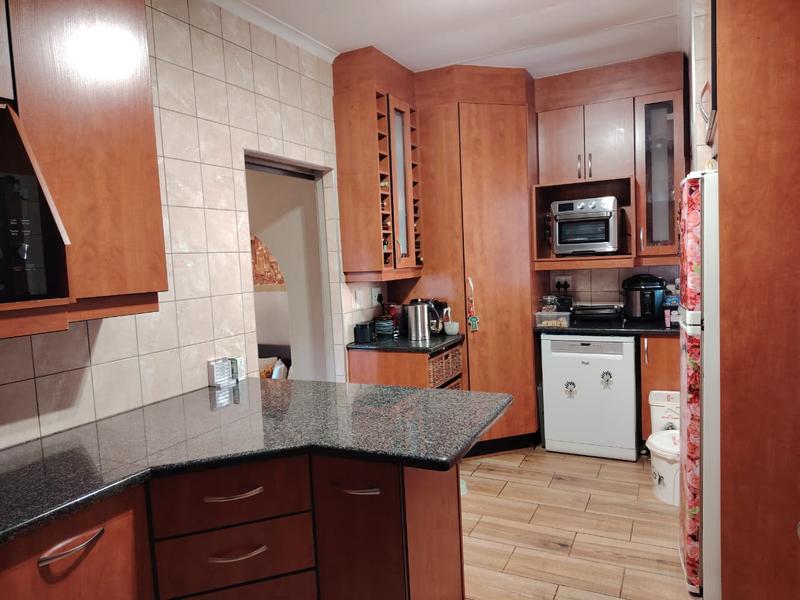 4 Bedroom Property for Sale in Mulbarton Gauteng