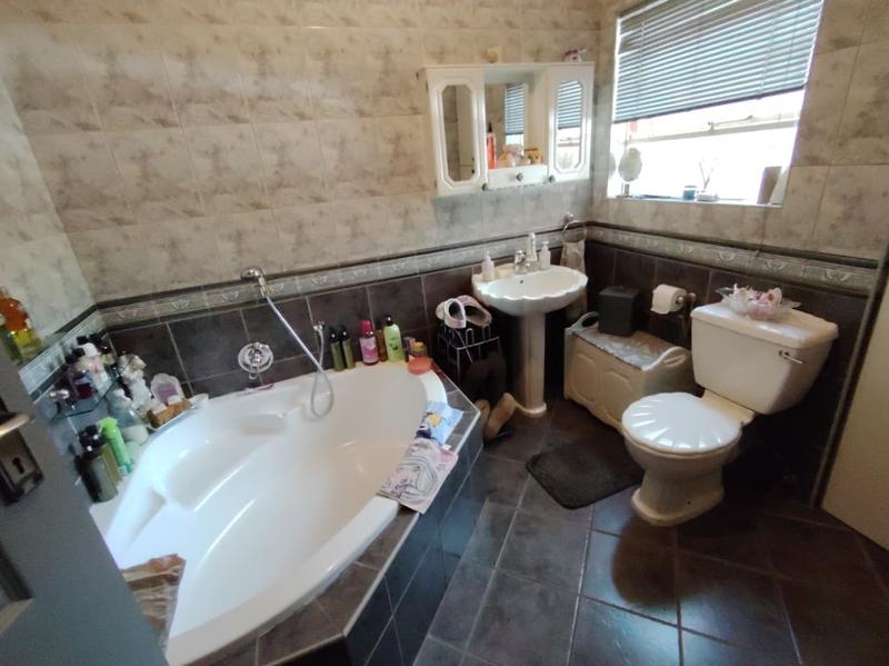 4 Bedroom Property for Sale in Mulbarton Gauteng