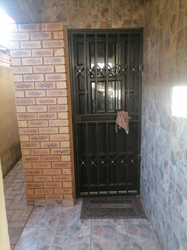 2 Bedroom Property for Sale in Moleleki Gauteng